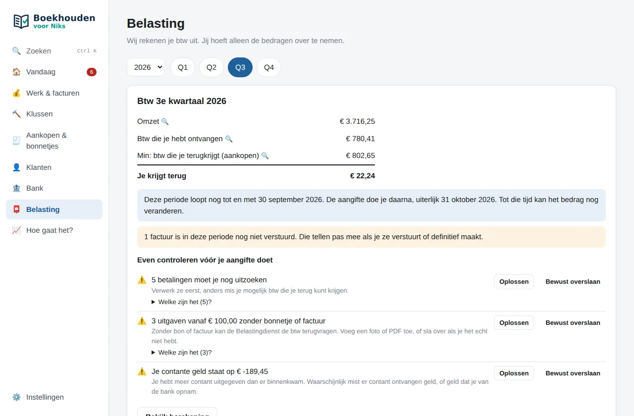 De btw-aangifte in gewone taal: wat je betaalt of terugkrijgt, tot wanneer, en wat er vooraf nog uitgezocht moet worden. Schermafbeeldingen tonen een demo-administratie.